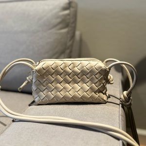 Loop camera bag in cream color